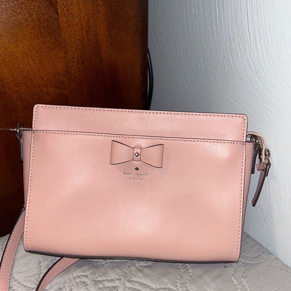 Kate Spade pink w bow
9.5 w x 7
